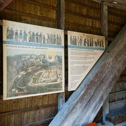 Schautafeln zur Geschichte der Brücke