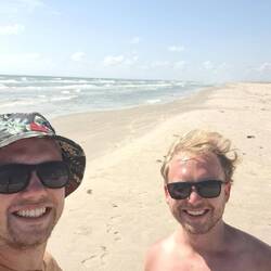 Morgendlichen Wellenbad mit gefundenem Surfbrett 😎