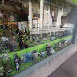 Ganze Schaufenster voll mit belgischem Bier und dazu passenden Gläsern