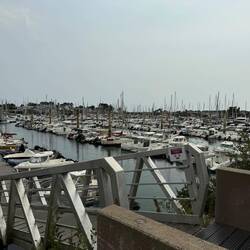 Der Hafen vorne mit Wasser