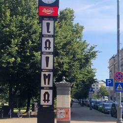 Laima ist berühmte lettische Schokolade und diese Uhr ein beliebter Treffpunkt