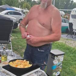 Thomas macht die leckeren Bratkartoffeln