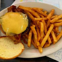 Burger "Sandra's Hottie" mit Pommes