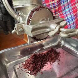 Die Kakaobohnen werden gemahlen & anschliessend von uns verfeinert.