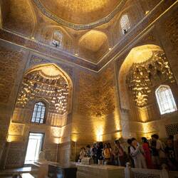 Im Inneren des Mausoleums: Der dunkle Kenotaph kennzeichnet Timurs Grab.