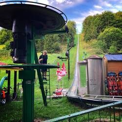 Den "Skilift" der Sommerrodelbahn bereit stellen