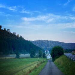 Der Morgennebel schleicht durchs Tal