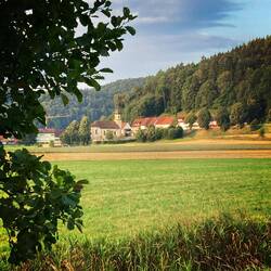 Erste Sonnenstrahlen im Dorf