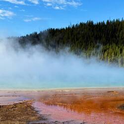 Grand Prismatic Spring im Nebel