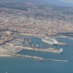 Kreuzfahrtschiff im Hafen von Catania