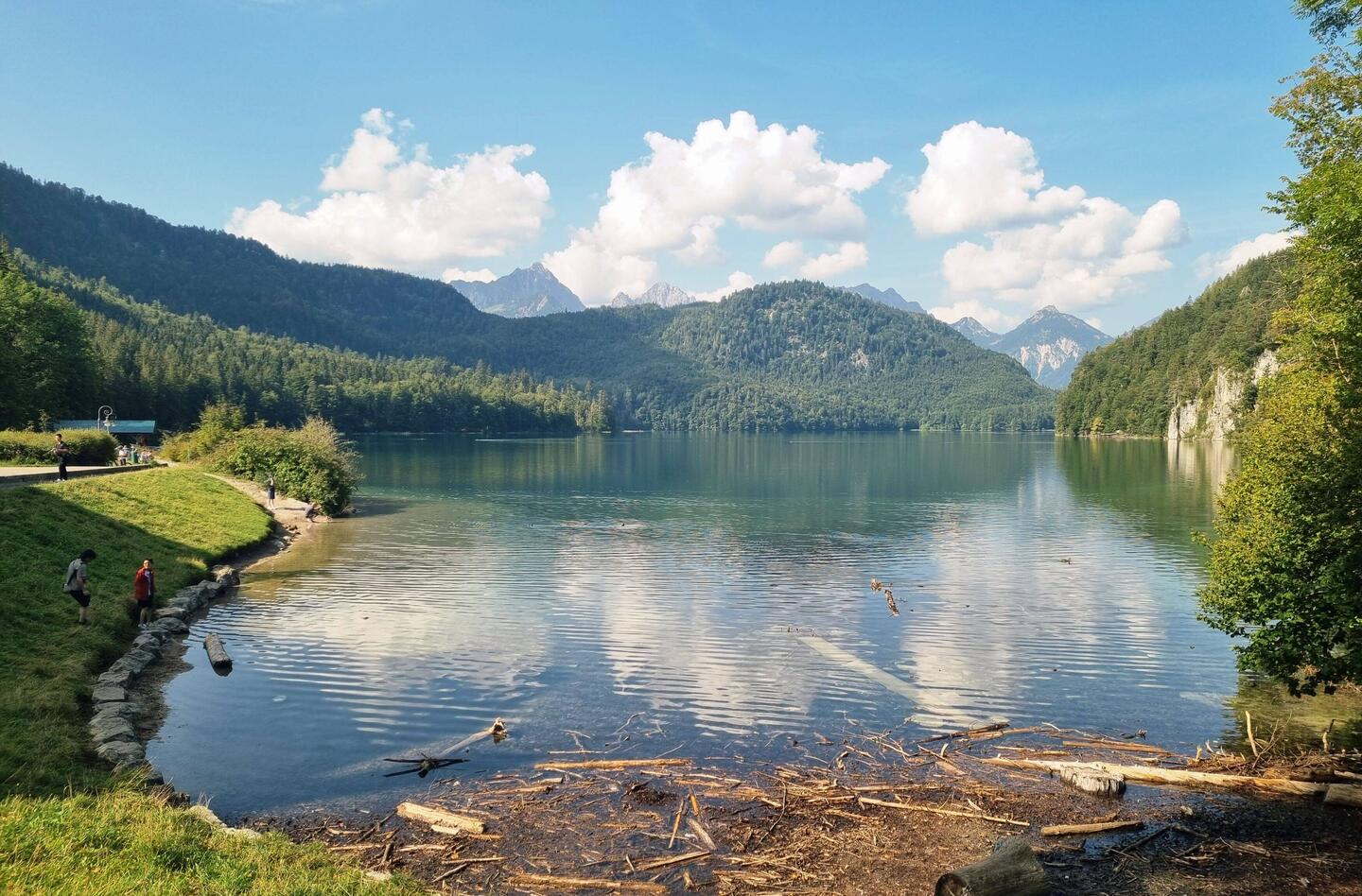 Über dem idyllischen Alpsee gelegen ...