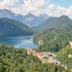 Aussicht auf Schloss Hochschwangau und den Alpsee im Allgäu.