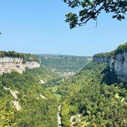 La vue depuis le belvédère est ... wahou (Baume-les-Messieurs en bas au fond🤩)