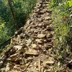 Le chemin montant au départ de rando, très pierreux, un enfer pour Monique 🤪(à peine)