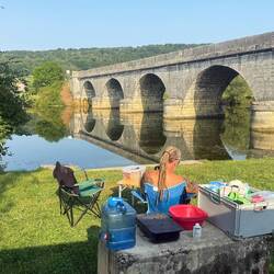 Après stretching et baignade du réveil, moment paisible au bord de la riviere