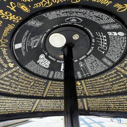 Unter den Klangschirmen hört man Musik der berühmten Grupo Niche 💃