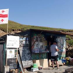 Das Café ist berühmt für seine Lage. So gibt es Kaffee und Himbeerkuchen.