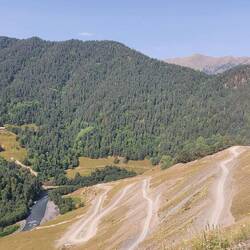 Kurz vor Omalo ging es dann diese Serpentinen aufwärts. Tushetien wird parallel immer schöner!