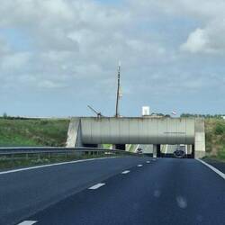Das Boot fährt über die Autobahn