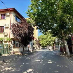 In dieser ruhigen Strasse befindet sich mein Apartment.