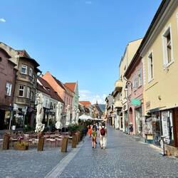 Am Vormittag waren die Strassen in der Altstadt von Brașov wunderbar leer.