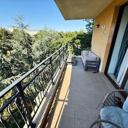 Der Balkon und die Aussicht sind einfach nur toll.