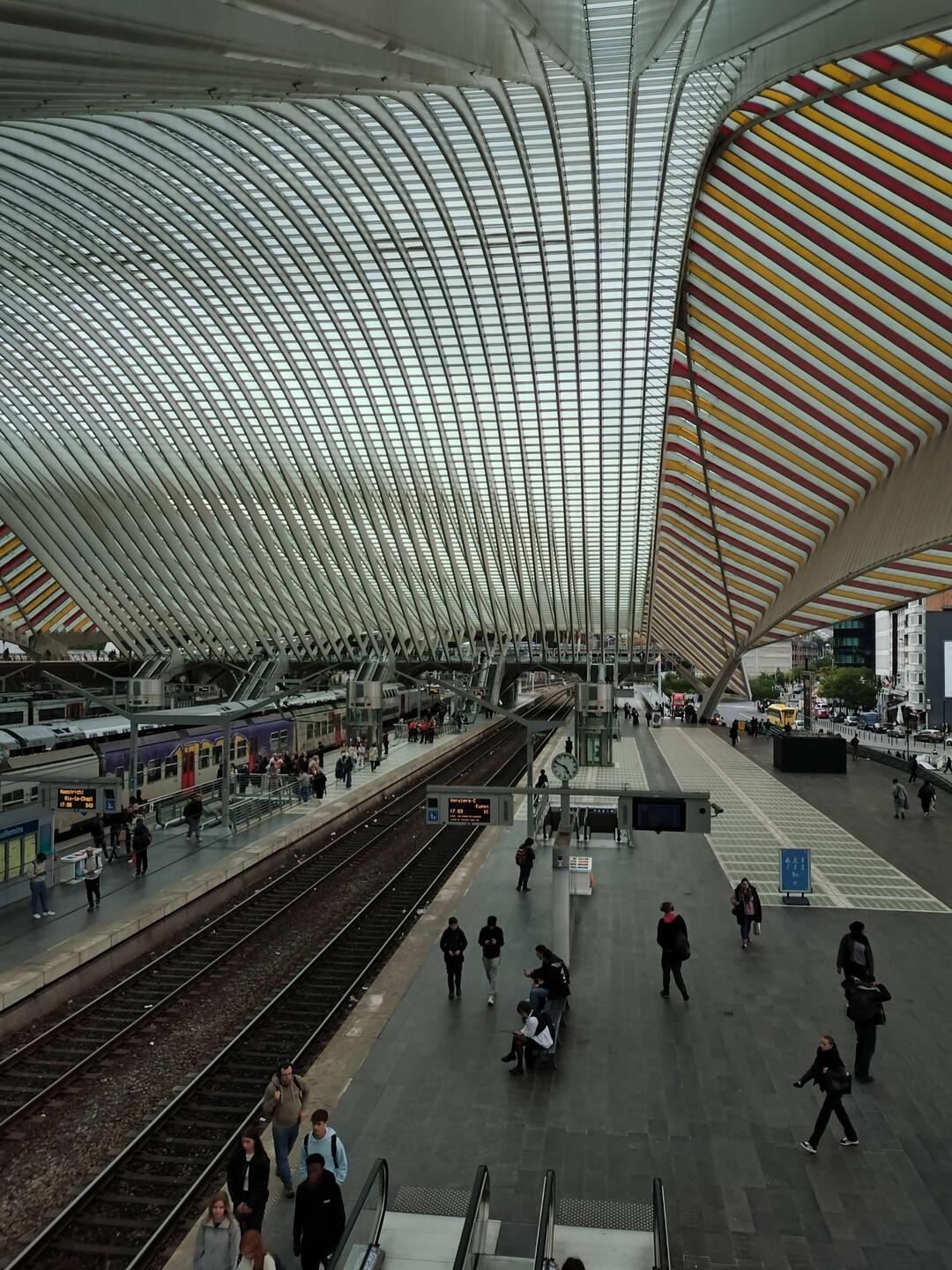 Bahnhof von Liége-Guillemins, gestaltet vom spanischen Stararchitekten Calatrava