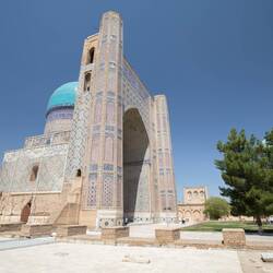 Im Innenhof wird die Kuppel der Moschee von einem weiteren Pischtak verdeckt.