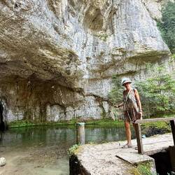 En haut de la cascade, nous découvrons la source et son eau à 8°