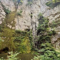 Je descends seul derrière la source, dans "la grotte effondrée", un immense cirque de rochers
