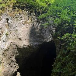 En arrivant, j'en aperçois le gouffre qui mène à la source