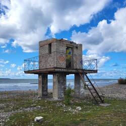 Nachmittags erreichen wir gleich den ehemaligen Wachturm aus Sowjetzeiten.