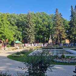 Park mit Lesungen für den Bürger. Wir verstehen kein Wort. Klingt Finnein wenig wie 🤷🏼‍♀️