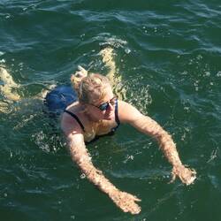 Ich im Wasser und Christian schiebt Wache. Nie zu weit weg von der Treppe schwimmen.