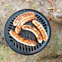 Grill ist noch warm, dann schnell noch die Würstchen drauf.