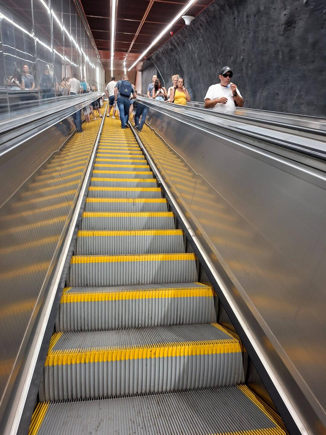 Die U-Bahn hat lange Rolltreppen ans Tageslicht.