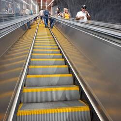 Die U-Bahn hat lange Rolltreppen ans Tageslicht.
