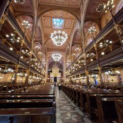 Synagogeninneres. Männer sitzen unten, Frauen oben.