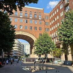 Die kürzeste Avenue der Welt. Krieg verhinderte Fertigstellung.
