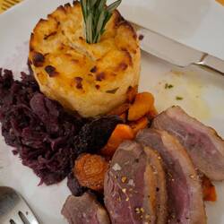 Gänsebraten mit Rotkraut, Karotten, Aprikosen, Pflaumen und Kartoffeln