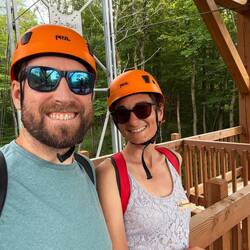 Juste avant la grande tyrolienne, le sourire crispé..😅