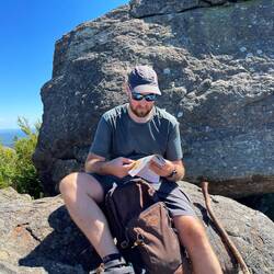 Ludo regarde la carte, on est sauvé..😅