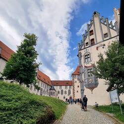 Das Hohe Schloss liegt leicht erhöht über der Altstadt...