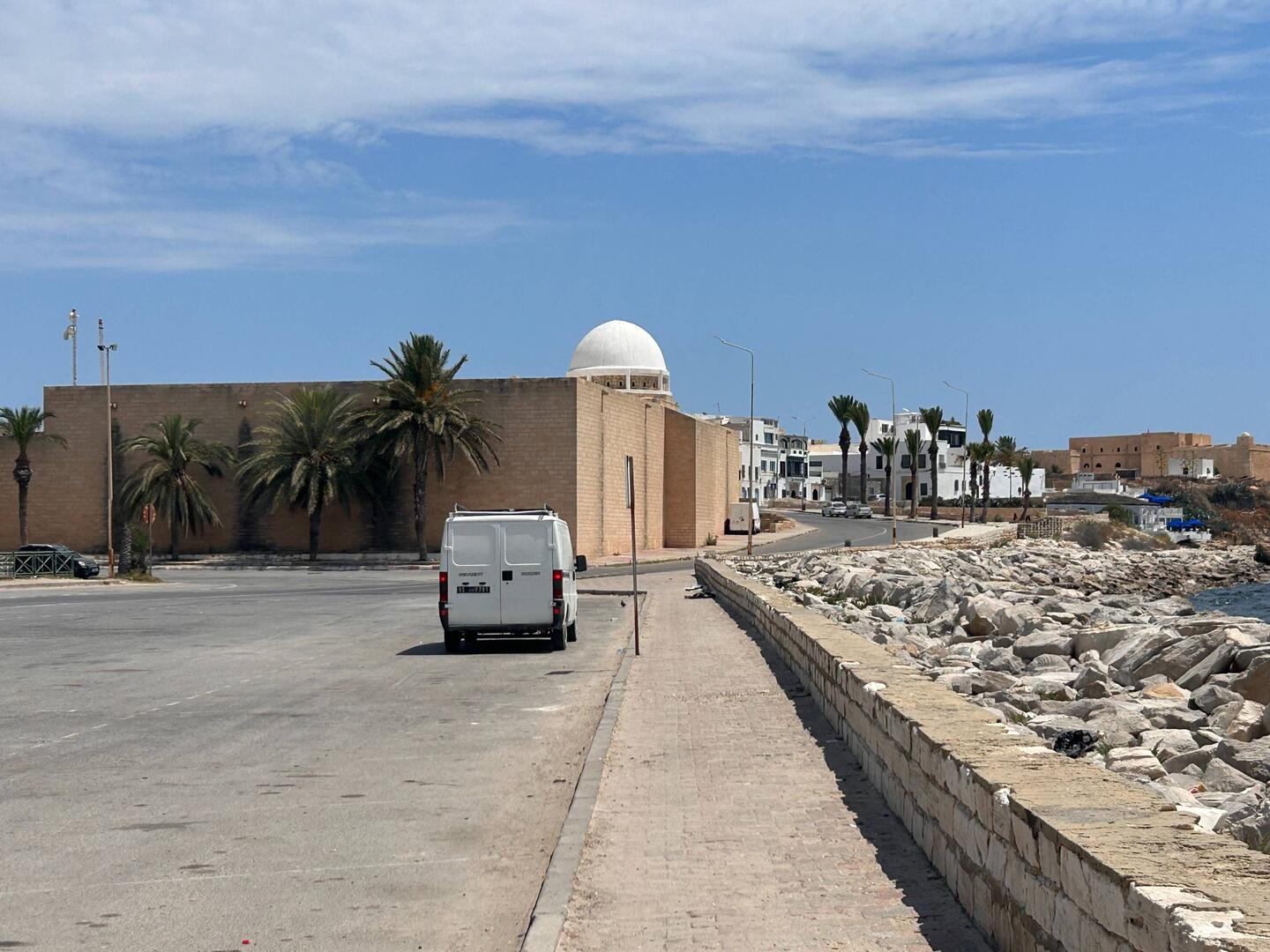 Madhia , ville très jolie . Avec une particularité la route en bord de mer traversant le cimetière