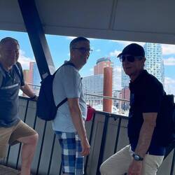 Die Reiselustigen im Hafen