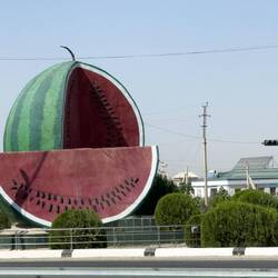 Ein riesiges Wassermelonen-Denkmal am Straßenrand