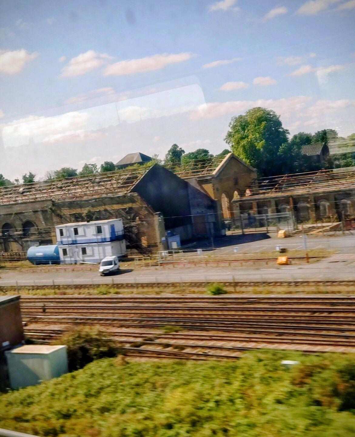 erster britischer Bahnhof nach der Tunnelausfahrt