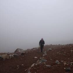 Und dann ziehen wieder Wolken auf, es fallen kleine Schneeflocken.