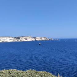 Die Klippen von der anderen Seite der Stadt, in Richtung Sardinien