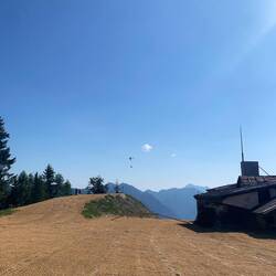 Kleiner Paraglider am Himmel